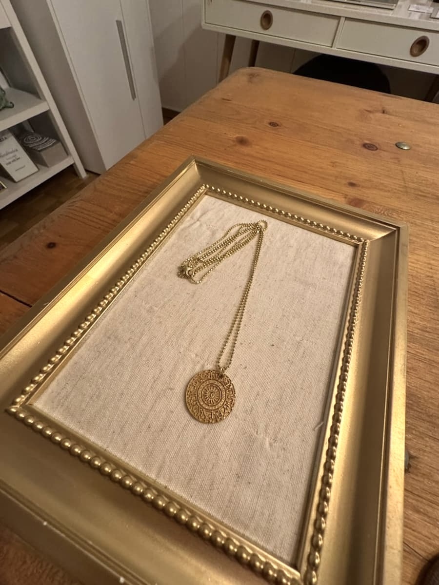 Medaillon mit Bedeutung Qualitätsschmuck Wasserfest